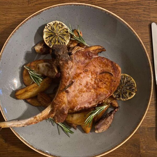 COTLET DE PORC CU OS SI CARTOFI COPTI CU ROZMARIN * 350g